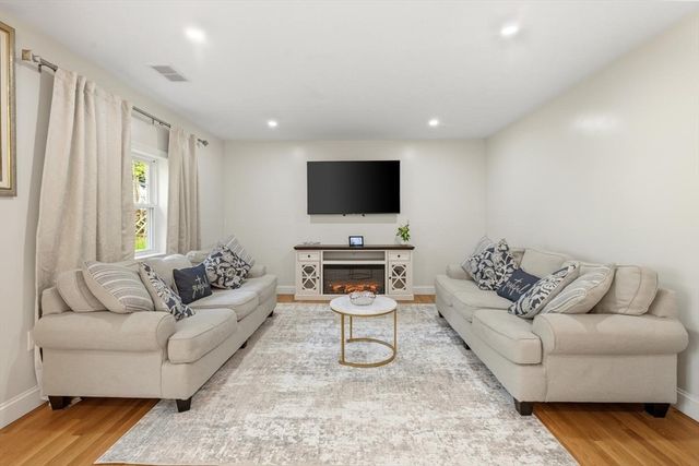 423 Bedford St, Lexington, MA 02420