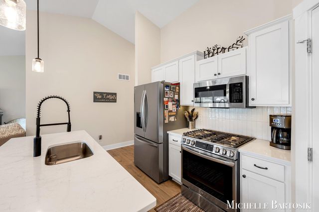 469 Seneca Ridge Drive, Middleville Vlg, MI 49333