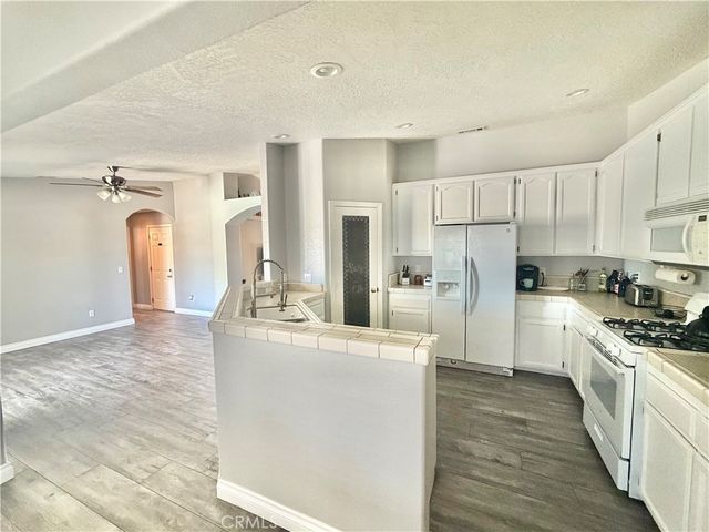 7736 El Cerrito, Hesperia, CA 92345