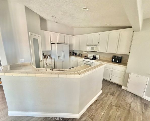 7736 El Cerrito, Hesperia, CA 92345