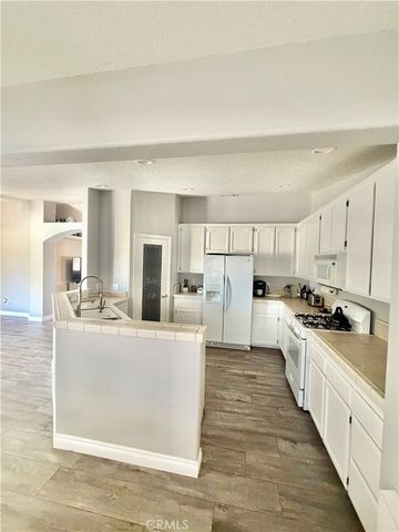 7736 El Cerrito, Hesperia, CA 92345