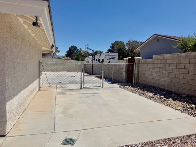 7736 El Cerrito, Hesperia, CA 92345