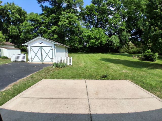 1923 Woodmont Dr, Columbia, TN 38401