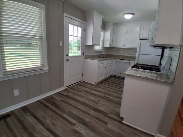 1923 Woodmont Dr, Columbia, TN 38401