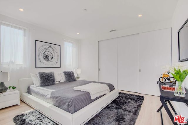 361 N Genesee Avenue 4, Los Angeles, CA 90036