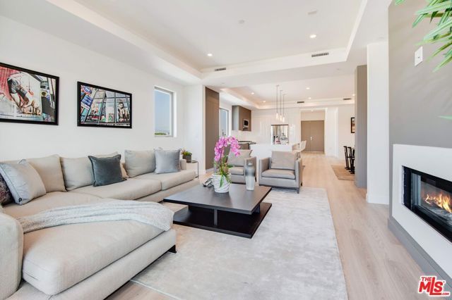361 N Genesee Avenue 4, Los Angeles, CA 90036