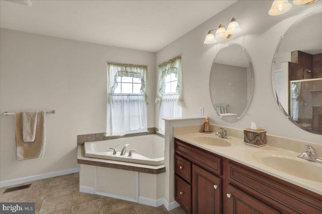 404 SOUTHFIELD DR, Oley, PA 19547