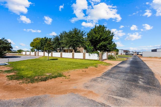 6611 Driftwood Dr, Gardendale, TX 79758