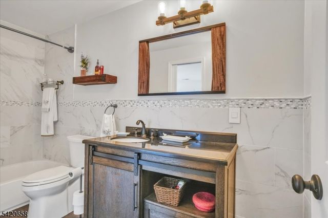 240 Riveredge Dr, Chatham Twp., NJ 07928