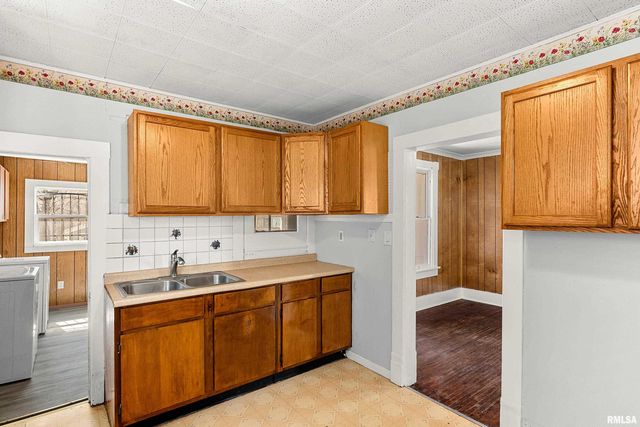 908 E BEHRENDS Avenue, Peoria, IL 61603