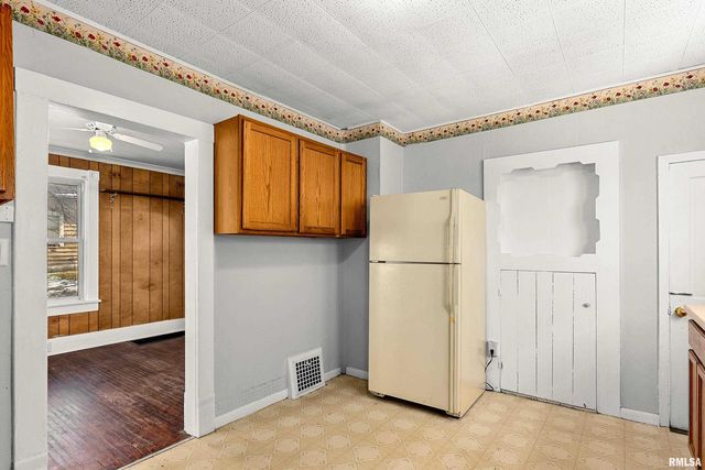 908 E BEHRENDS Avenue, Peoria, IL 61603