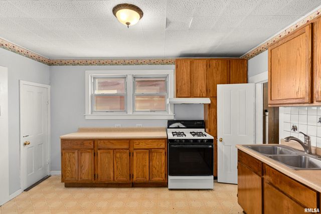 908 E BEHRENDS Avenue, Peoria, IL 61603