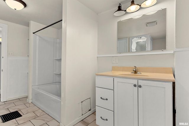 908 E BEHRENDS Avenue, Peoria, IL 61603