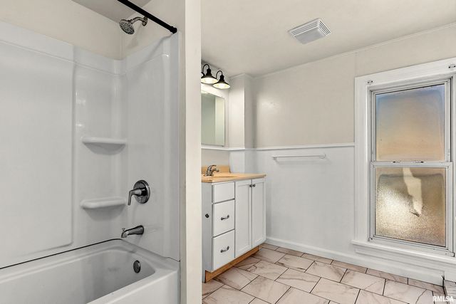 908 E BEHRENDS Avenue, Peoria, IL 61603