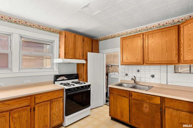 908 E BEHRENDS Avenue, Peoria, IL 61603