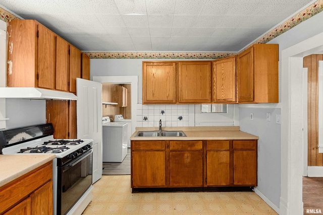 908 E BEHRENDS Avenue, Peoria, IL 61603