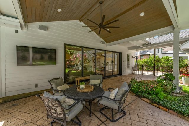 18 N Highland Court, The Woodlands, TX 77381