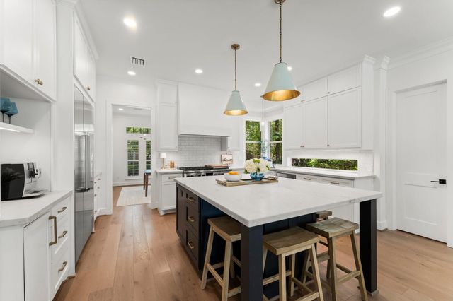 18 N Highland Court, The Woodlands, TX 77381