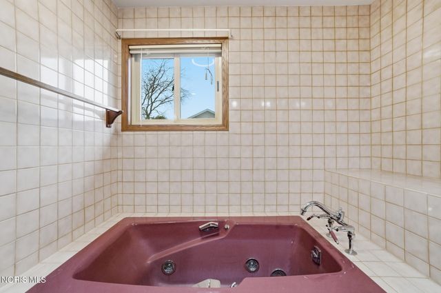 621 Cedar Lane, Bowling Green, OH 43402