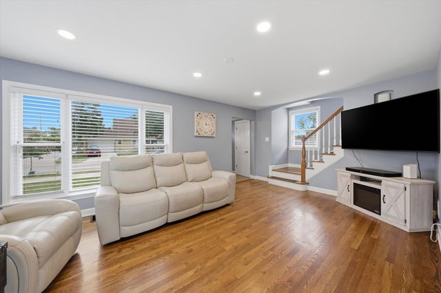 1616 Balmoral Avenue, Westchester, IL 60154