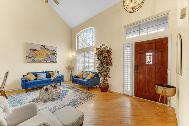 589 marseilles Circle, Buffalo Grove, IL 60089