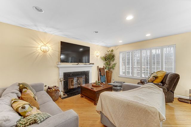 589 marseilles Circle, Buffalo Grove, IL 60089