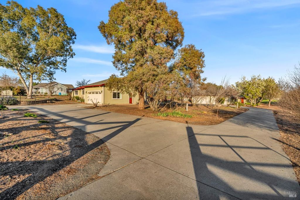 7562 Paddon Rd, Vacaville, CA 95688