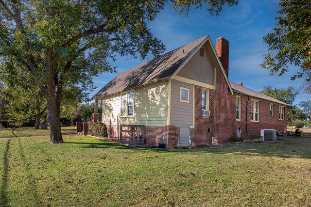 606 S Blackburn Street, Brady, TX 76825