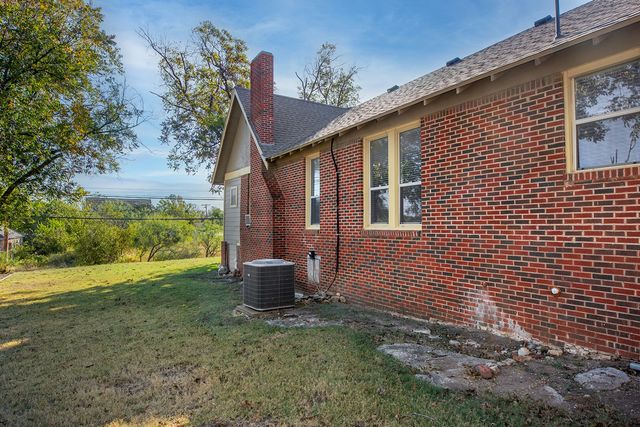 606 S Blackburn Street, Brady, TX 76825