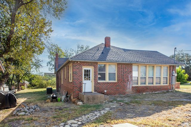 606 S Blackburn Street, Brady, TX 76825