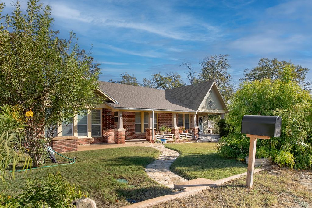 606 S Blackburn Street, Brady, TX 76825