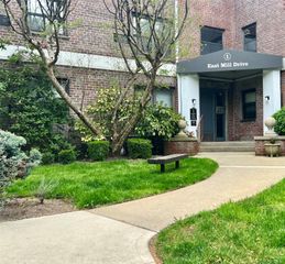 1 E Mill Drive 2G, Great Neck, NY 11021