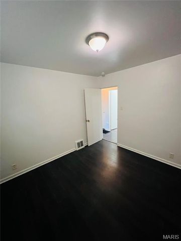 4704 Seattle Street, Northwoods, MO 63121