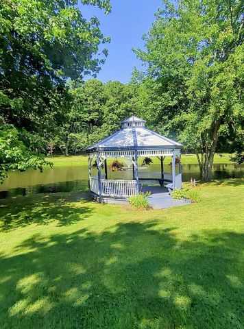 8 South Dewberry Lane, Rochester, NH 03867