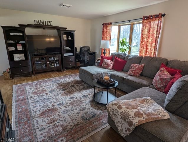 150 Victoria Dr, Clark Twp., NJ 07066