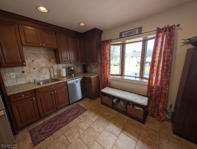 150 Victoria Dr, Clark Twp., NJ 07066