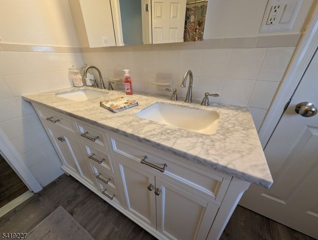 150 Victoria Dr, Clark Twp., NJ 07066