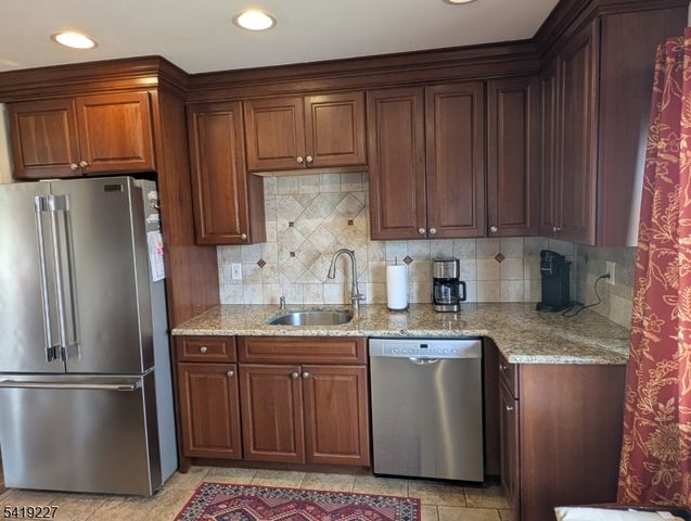 150 Victoria Dr, Clark Twp., NJ 07066