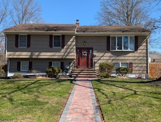 150 Victoria Dr, Clark Twp., NJ 07066