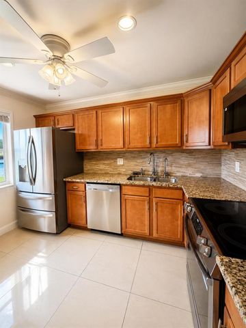 157 LAKE ANNE Drive, West Palm Beach, FL 33411