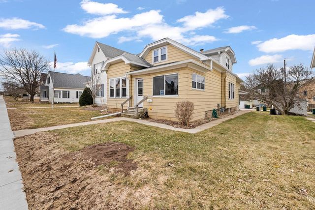 151 Edgewood LANE, West Bend, WI 53095