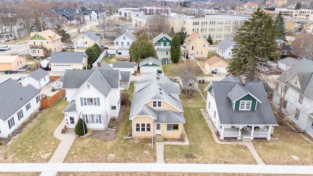 151 Edgewood LANE, West Bend, WI 53095