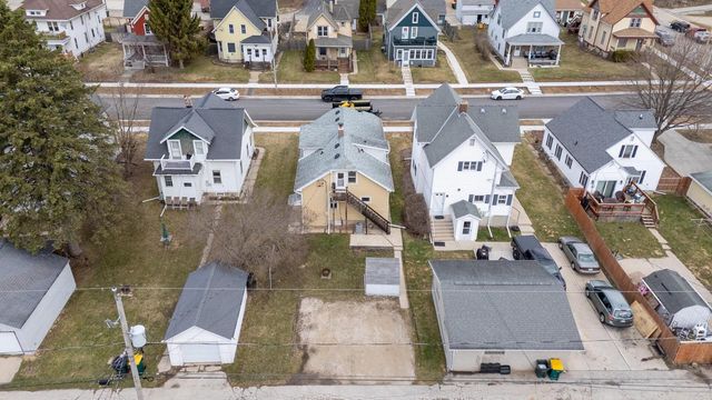 151 Edgewood LANE, West Bend, WI 53095