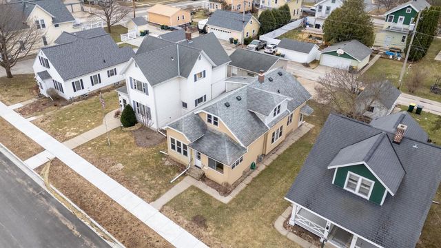 151 Edgewood LANE, West Bend, WI 53095