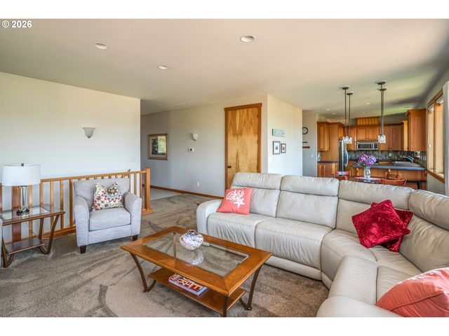 2165 SKYLINE Dr, Seaside, OR 97138