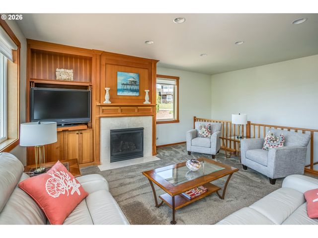 2165 SKYLINE Dr, Seaside, OR 97138