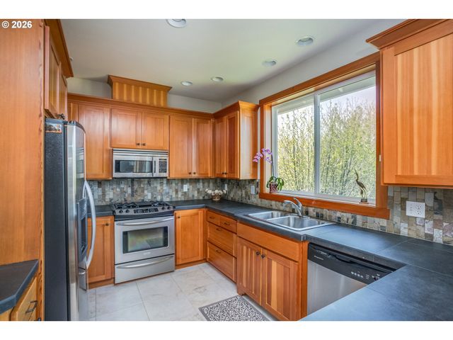 2165 SKYLINE Dr, Seaside, OR 97138