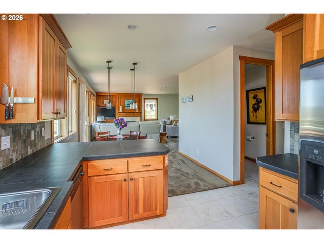 2165 SKYLINE Dr, Seaside, OR 97138