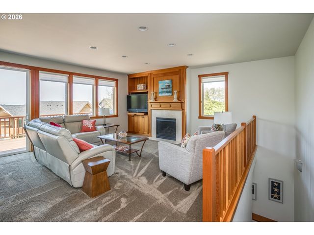 2165 SKYLINE Dr, Seaside, OR 97138