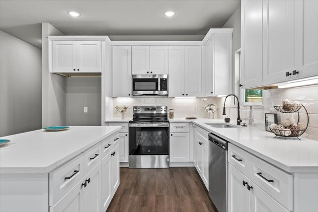 805 Arrowhead Court, Granbury, TX 76048